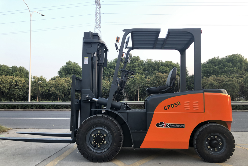 四輪座駕電動叉車